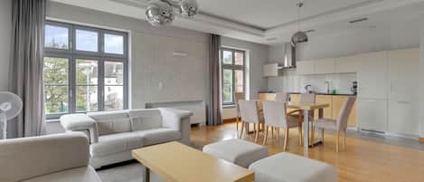 Apartamento clássico | Roupas de cama antialérgicas, ferros/tábuas de passar roupa