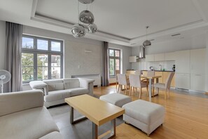 Classic Apartment | Hypo-allergenic bedding, iron/ironing board, free WiFi