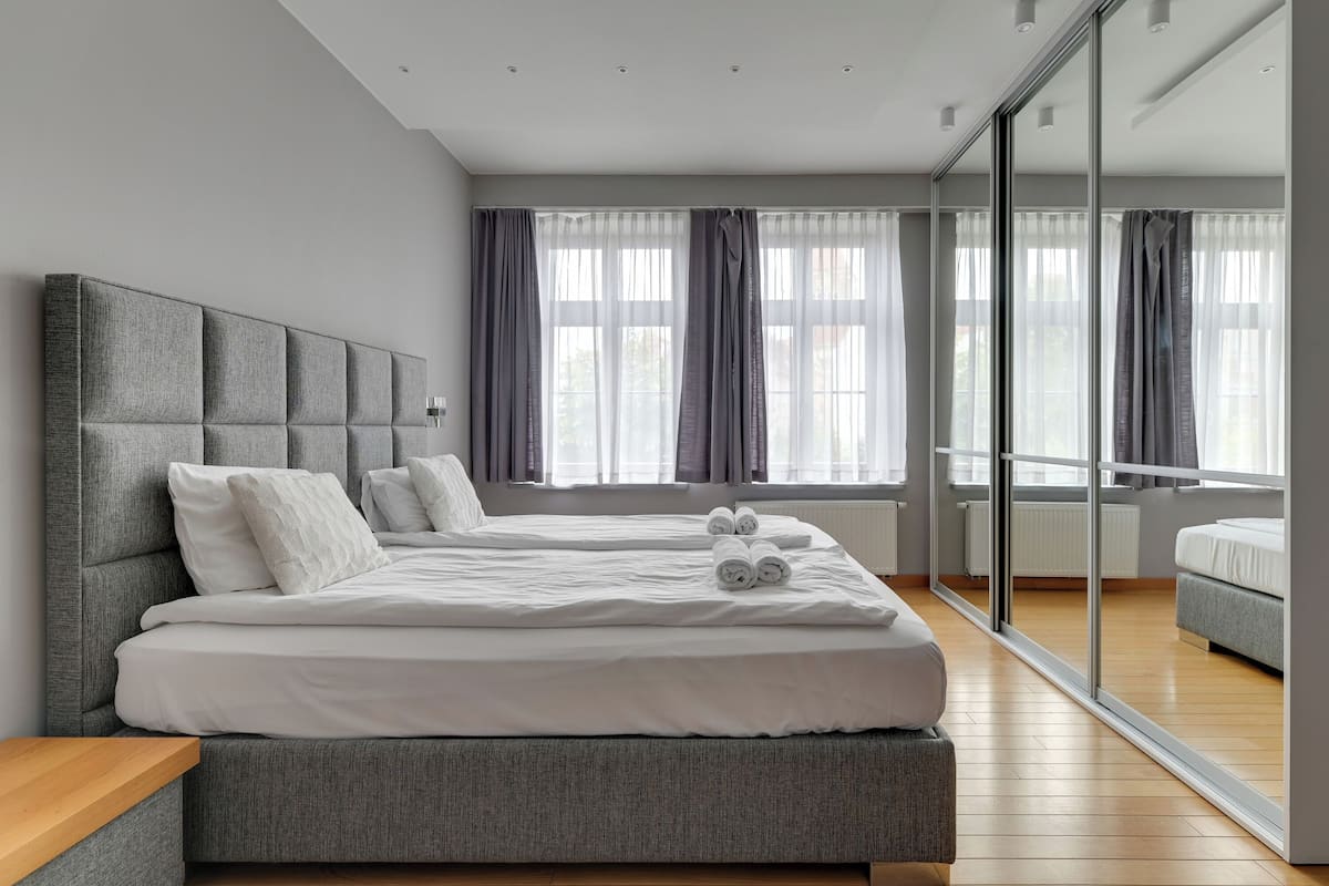 Hypo-allergenic bedding, iron/ironing board, free WiFi