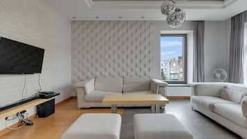 Classic Apartment | Hypo-allergenic bedding, iron/ironing board, free WiFi