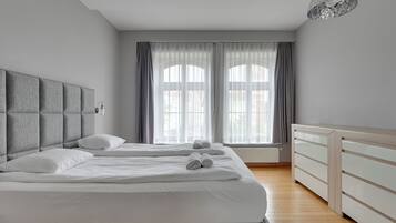 Ropa de cama hipoalergénica y tabla de planchar con plancha