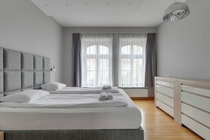 Ropa de cama hipoalergénica y tabla de planchar con plancha 