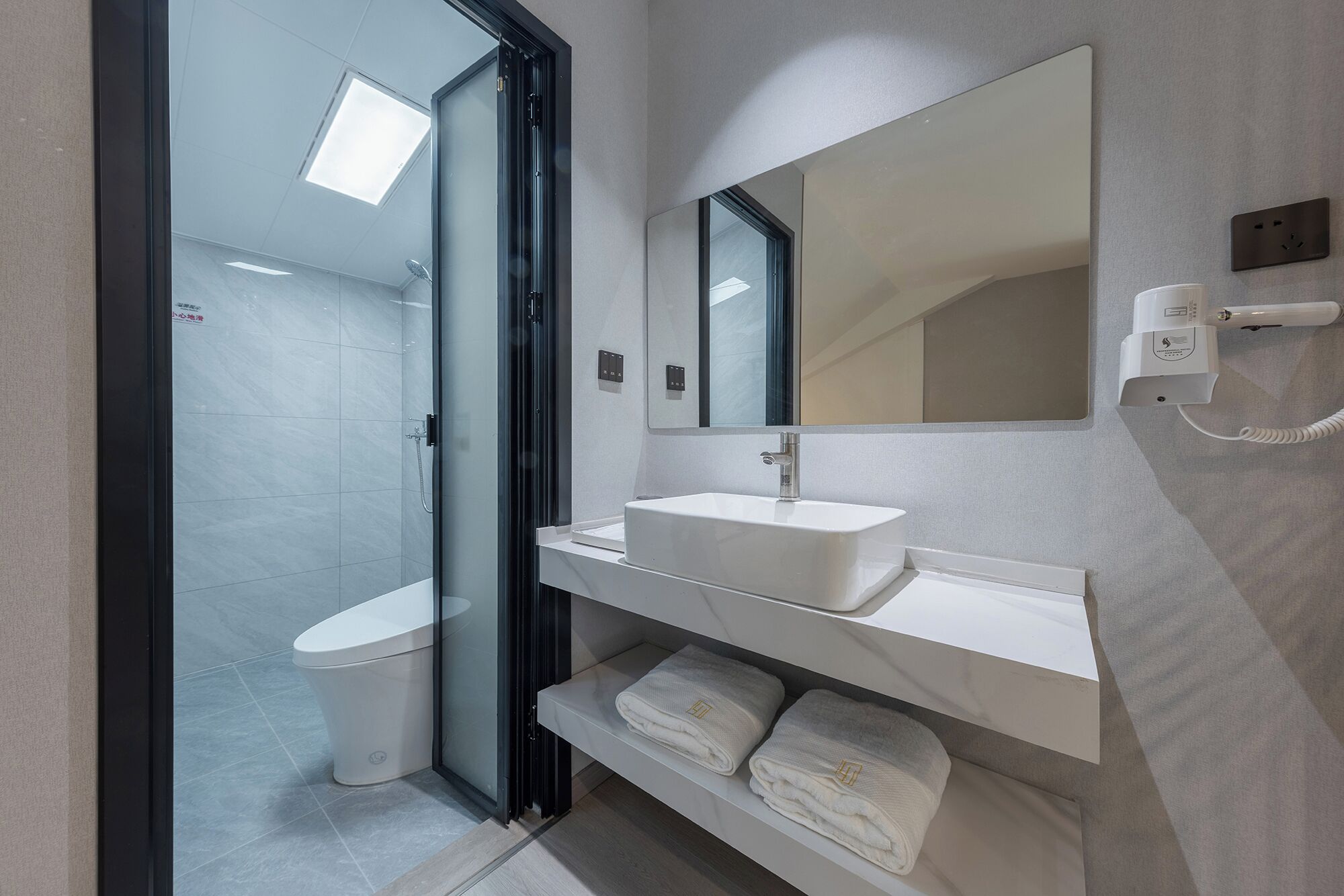 Quarto solteiro conforto | Banheiro | Chuveiro, produtos de toalete grátis, secador de cabelo 