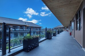Handrails in hallways - Yi Jia Hotel (Kunming)