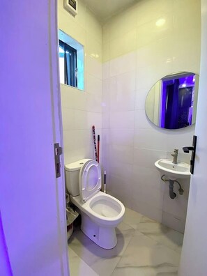 Douche, bidet, serviettes fournies, savon