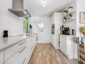 ثلاجة، ميكروويف، غسالة أطباق، مستلزمات طهي/أط�باق/أوعية