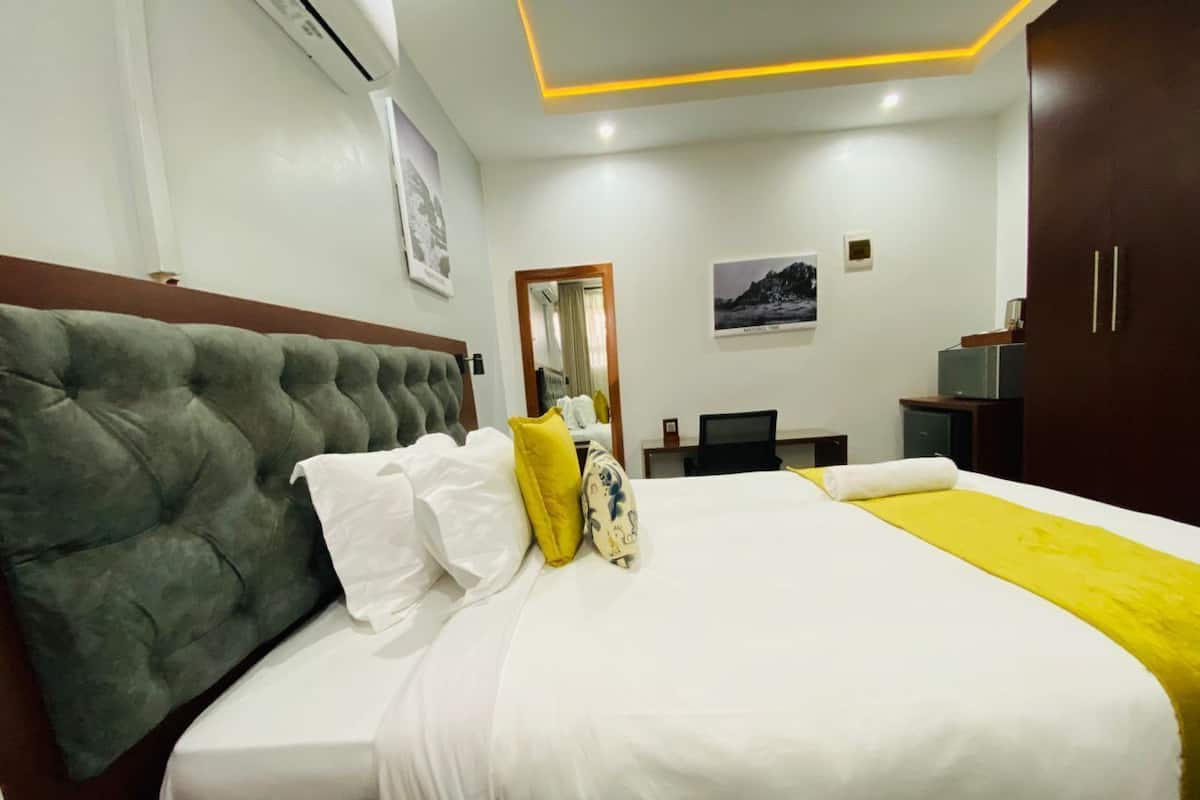 Quarto casal standard | Cofres nos quartos, escrivaninha, Wi-Fi de cortesia