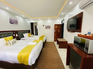 Quarto duplo luxo | Cofres nos quartos, escrivaninha, Wi-Fi de cortesia