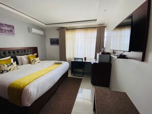 Quarto casal executivo | Cofres nos quartos, escrivaninha, Wi-Fi de cortesia