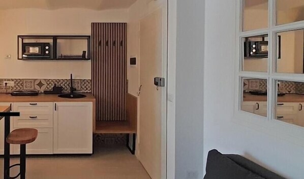 A modern kitchen with a central island, bar stools, and a dining table. - DIMORA "RIGHT&LEFT" Double accommodation, center of Bari, ideal for 2 families (Bari)