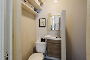 Regadera, secadora de cabello, toallas 