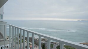 A balcony with a view of the ocean and a road. - w* | Oceanview 1BR Apartment w/ Balcony in Barranco (Barranco)