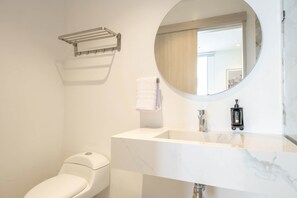 Suihku, hiustenkuivaaja, pyyhkeet