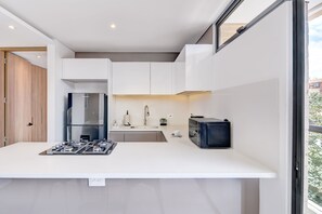 ثلاجة، ميكروويف، موقد طهي مسطح، ماكينة لصنع القهوة/الشاي