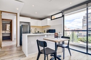 Kühlschrank, Mikrowelle, Herdplatte, Wasserkocher mit Kaffee-/Teezubehör