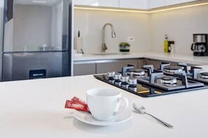 Kühlschrank, Mikrowelle, Herdplatte, Wasserkocher mit Kaffee-/Teezubehör