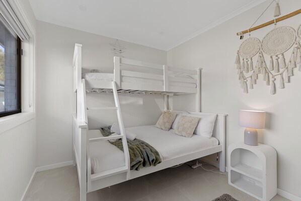 4 bedrooms, iron/ironing board, WiFi, bed sheets