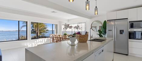 Microondas, horno, parrilla de estufa y lavavajillas