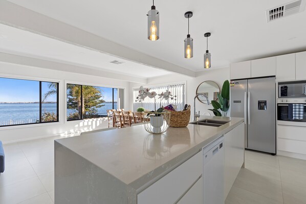 電子レンジ、オーブン、コンロ、食器洗い機