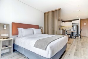 1 habitación, escritorio, tabla de planchar con plancha y wifi 