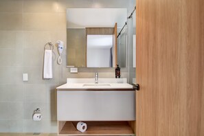 Shower, hair dryer, towels - w* | Sunlit Loft w/ Balcony in Santa Barbara (Bogotá)
