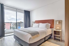 1 dormitorio, escritorio, tabla de planchar con plancha y wifi