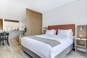 1 dormitorio, escritorio, tabla de planchar con plancha y wifi