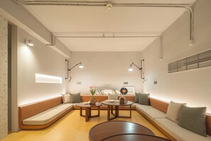 Lobby sitting area - Captain 5 Youth Hotel (Shanghai)