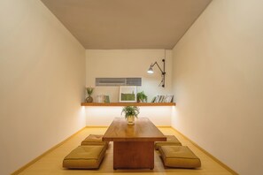 Lobby sitting area - Captain 5 Youth Hotel (Shanghai)