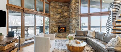 スマートテレビ、暖炉、書斎 / ワークスペース