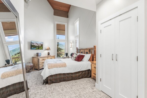 2 bedrooms, desk, iron/ironing board, free WiFi