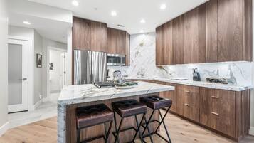 ثلاجة، ميكروويف، فرن، موقد طهي مسطح