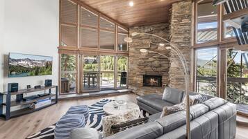 تلفزيون ذكي، مدفأة، مكتب