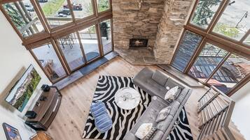 تلفزيون ذكي، مدفأة، مكتب