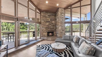 تلفزيون ذكي، مدفأة، مكتب