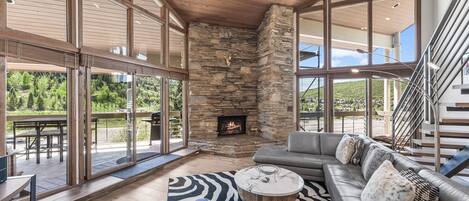 Smart-tv, een open haard en een kantoor