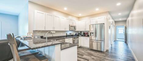 Réfrigérateur, micro-ondes, four, plaque de cuisson