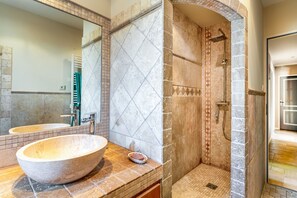 Shower, free toiletries, towels