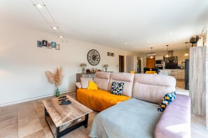 TV - Villa 'Vacances' with Private Pool, Wi-Fi and Air Conditioning (Orange)