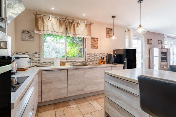 Fridge, microwave, oven, stovetop - Villa 'Vacances' with Private Pool, Wi-Fi and Air Conditioning (Orange)