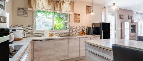 Fridge, microwave, oven, stovetop