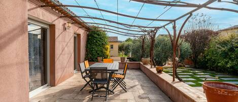 تناول الطعام بالخارج