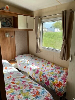 2 Schlafzimmer, individuell dekoriert, individuell eingerichtet