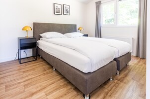 3 habitaciones, muebles diferentes y ropa de cama 