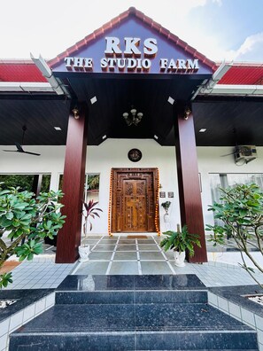 تفاصيل الفندق من الخارج