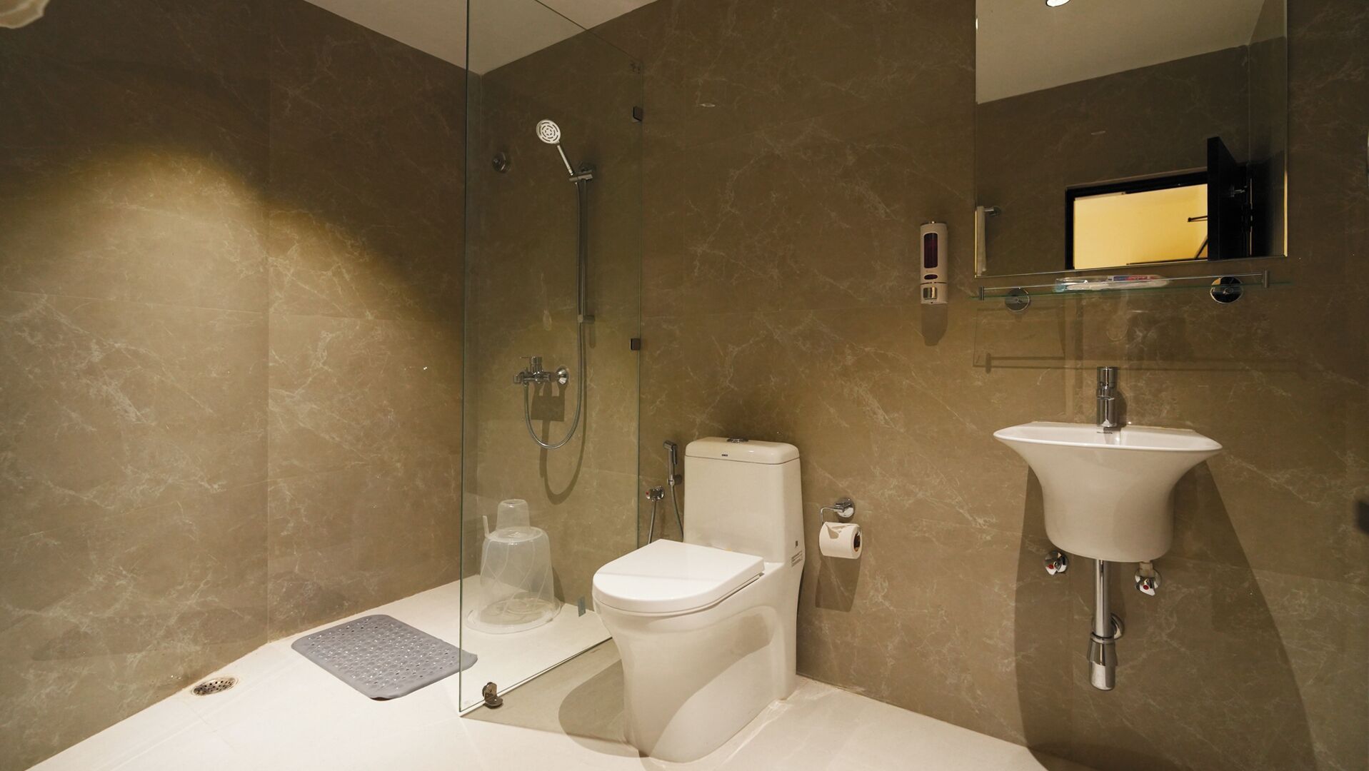 Deluxe Double Room | Bathroom | Shower, hair dryer, towels, soap