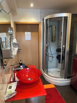 Dusche, Haartrockner, Handtücher, Seife