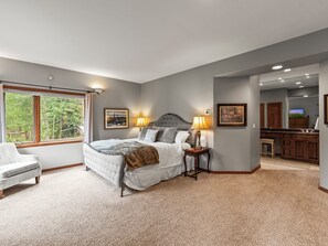 4 makuuhuonetta, silitysrauta/-lauta, ilmainen Wi-Fi, vuodevaatteet