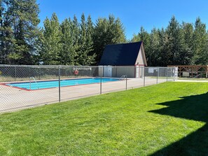 Een verwarmd zwembad