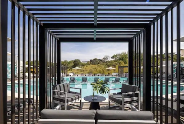 Una piscina al aire libre